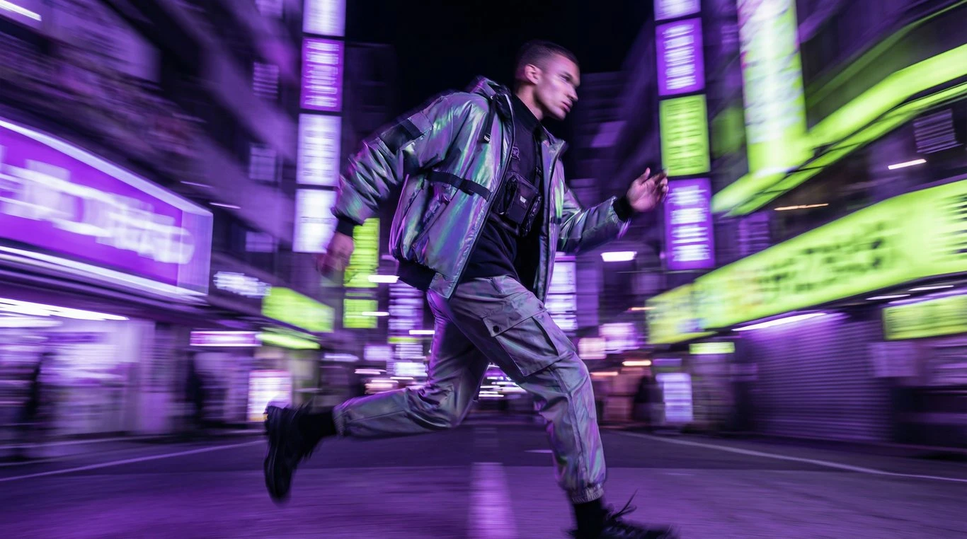 Mannequin mode futuriste avec éclairage néon