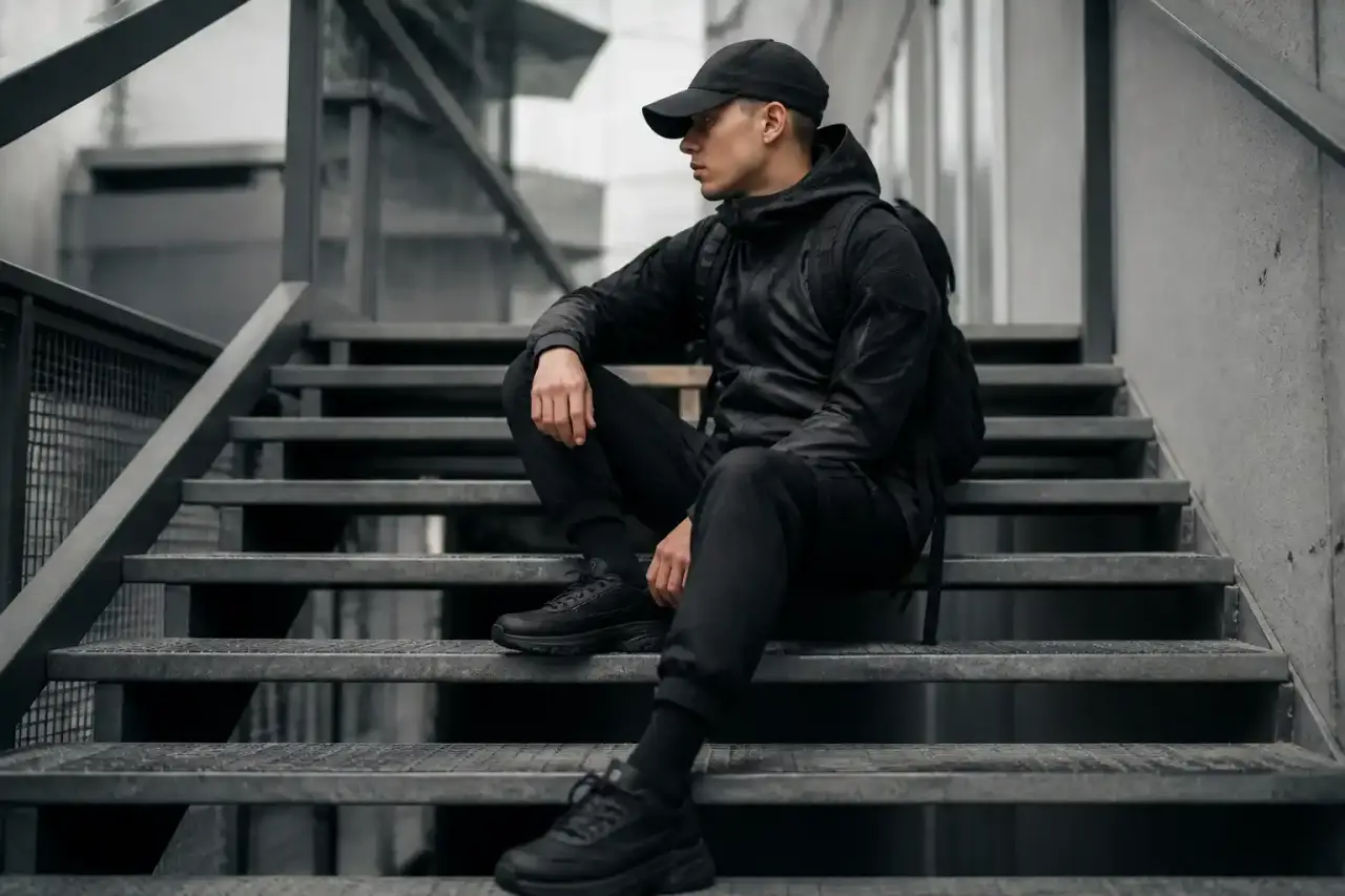 Tenue techwear urbaine futuriste sous néons violets et verts